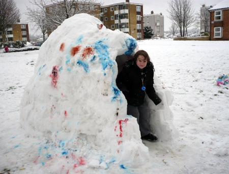 Mr Snowman  and Igloo  on the green in Lydgate  Road, Thornhill.
From Echo reader, Carole Filce



address = southampton  Thornhill

