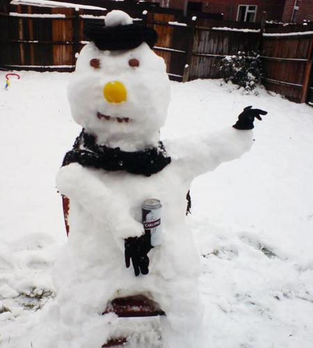 Nicky sent in a pic of her snowman in Bursledon