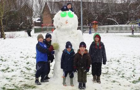Hedge End Rangers Falcons U9's with Lofty the Snowman