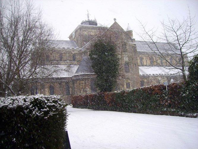  Romsey Abbey on Wednesday morning, 6th January in a snow storm.
 Roger Bunney
 