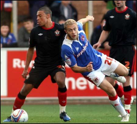 Oxlade Chamberlain tussles with Grella.