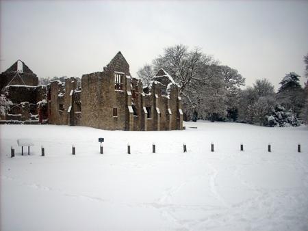 Snow in and around Netley Abbey from Bob Brunnen.