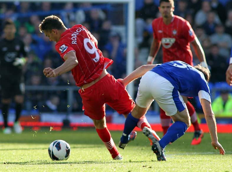 Premier League clash between Everton and Saints. The unauthorised downloading, copying, editing, or distribution of this image is strictly prohibited.