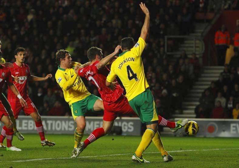 Picture from the Barclay's Premiership clash between Saints and Norwich at St Mary's Stadium. The unauthorised downloading, editing, copying or distribution of this image is strictly prohibited.