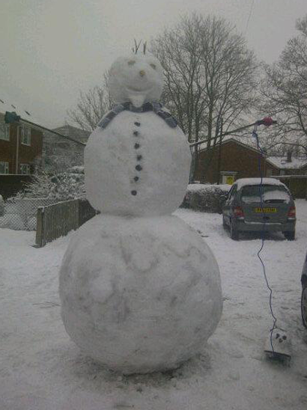 An eight-foot-tall snowman in Mountbatten Avenue, Romsey. By Georgie Barnes.