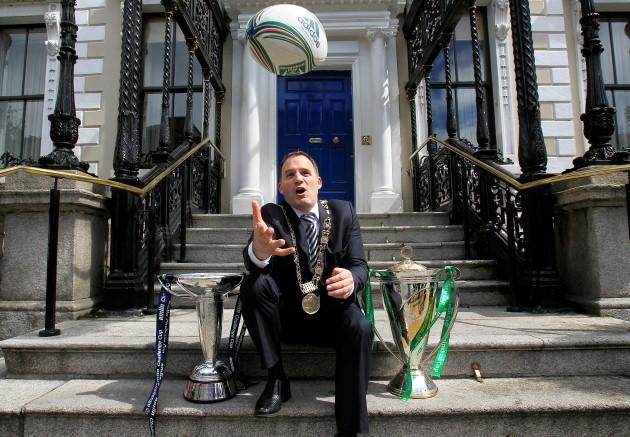 Dublin Lord Mayor Naoise O 'Muiri on the steps of the Mansion House during the photocall at Mansion House, Dublin.
Picture date: Thursday May 9, 2013. The Irish capital will host the Amlin Challenge Cup final on Friday, 17 May followed by the Heineken Cu