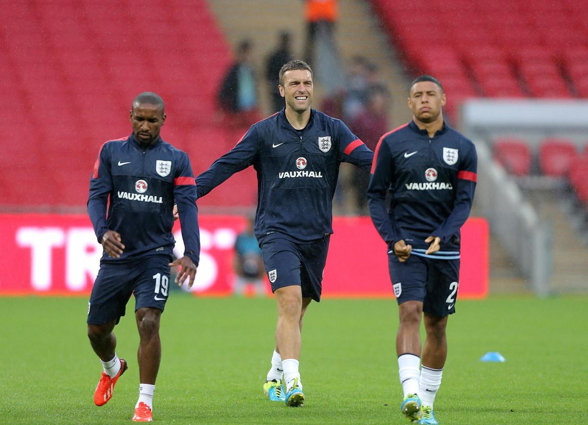 Rickie Lambert warms up with Jermaine Defoe and Alex Oxlade-Chamberlain before making his England debut