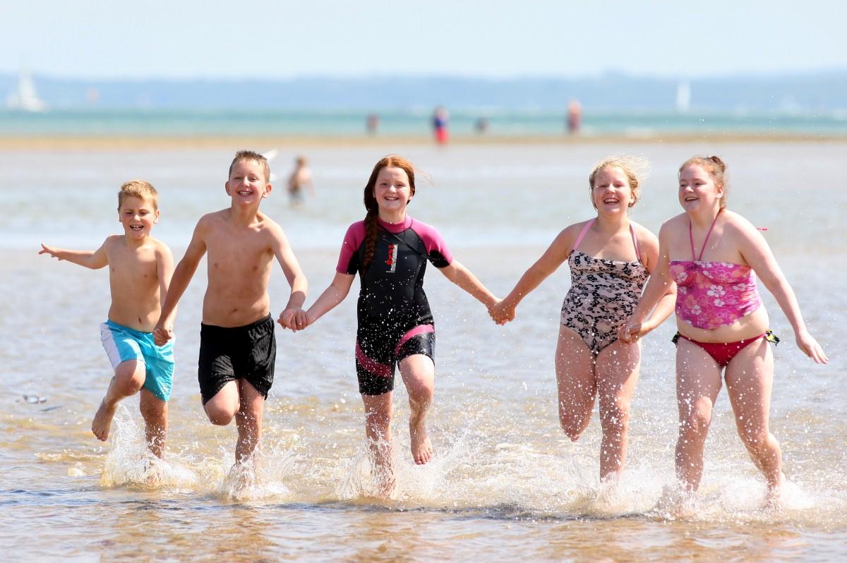 The Year in Pictures - 2013 - As the soaring temperatures engulfed the UK, the Floyd family enjoyed the hot weather at Calshot Beach.
