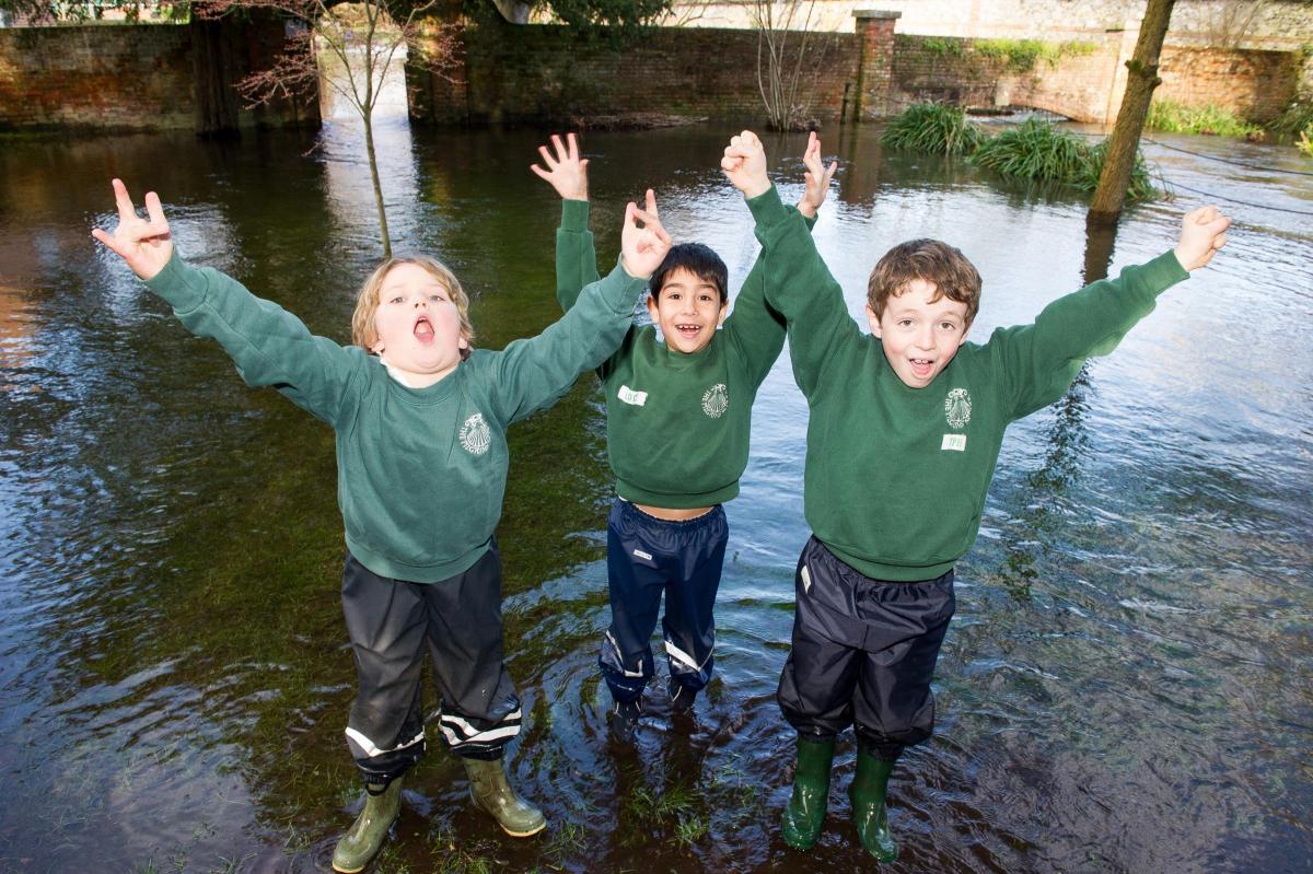 Floods of February 2014 - Pilgrim's School pupils, Winchester