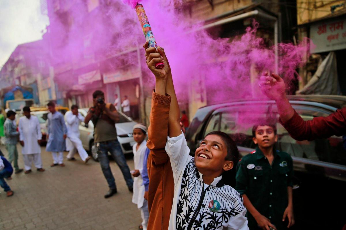 Indian
Muslim
boys
release
colour
during
a
procession
of
devotees
in
Mumbai,
India. Picture of the Day for January 5, 2015.