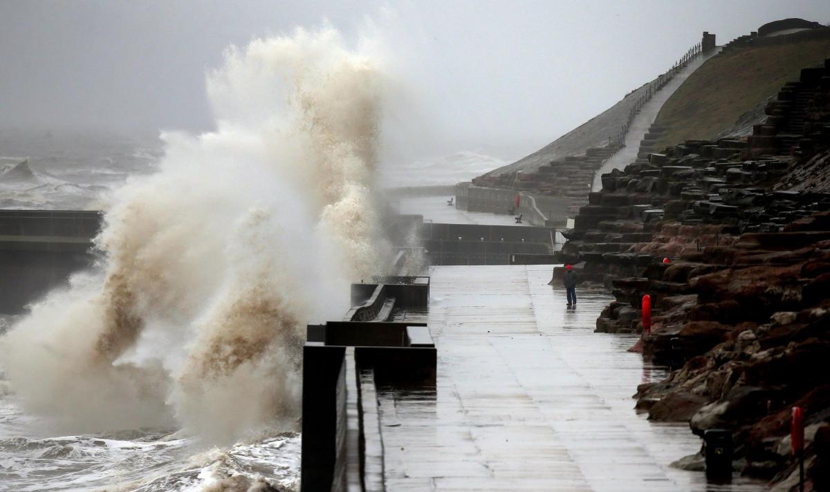 Waves
crash
against
the
sea
walls
in
Blackpool,
as
high
winds
batter
the
north
of
the
country. Picture of the Day for January 10, 2015.