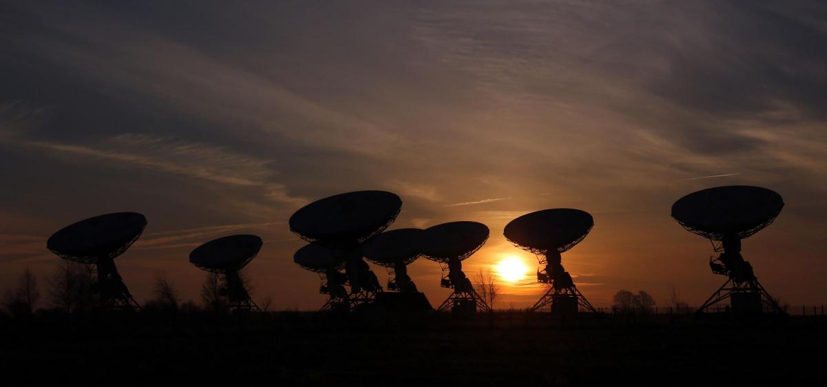 The
sun
rises
behind
radio
telescopes
at
Barton
in
Cambridgeshire. Picture of the Day for January 21, 2015.