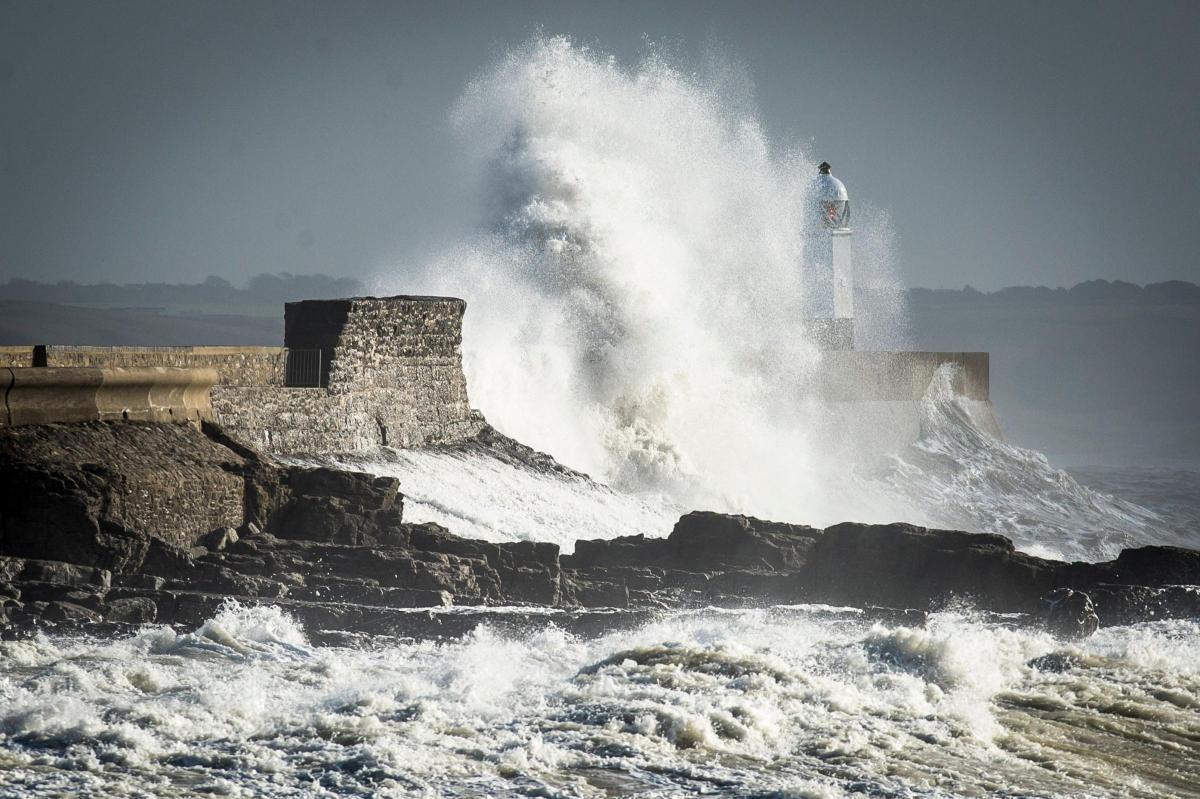 Waves
break
against
the
har-
bour
wall
at
Porthcawl,
Wales. Picture of the for January 29, 2015.