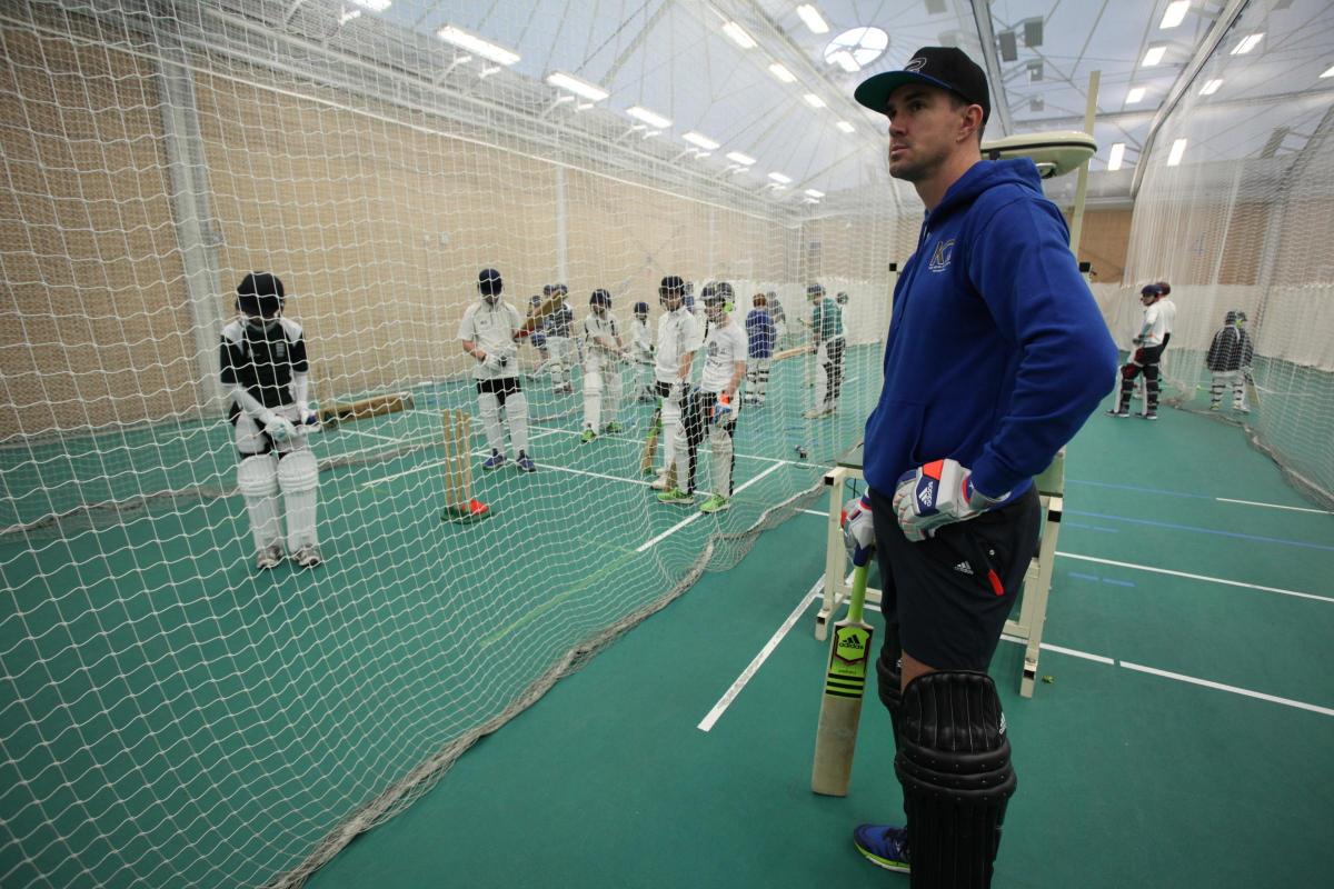 Kevin Pieterson coaches young cricketers at the Ageas Bowl.
