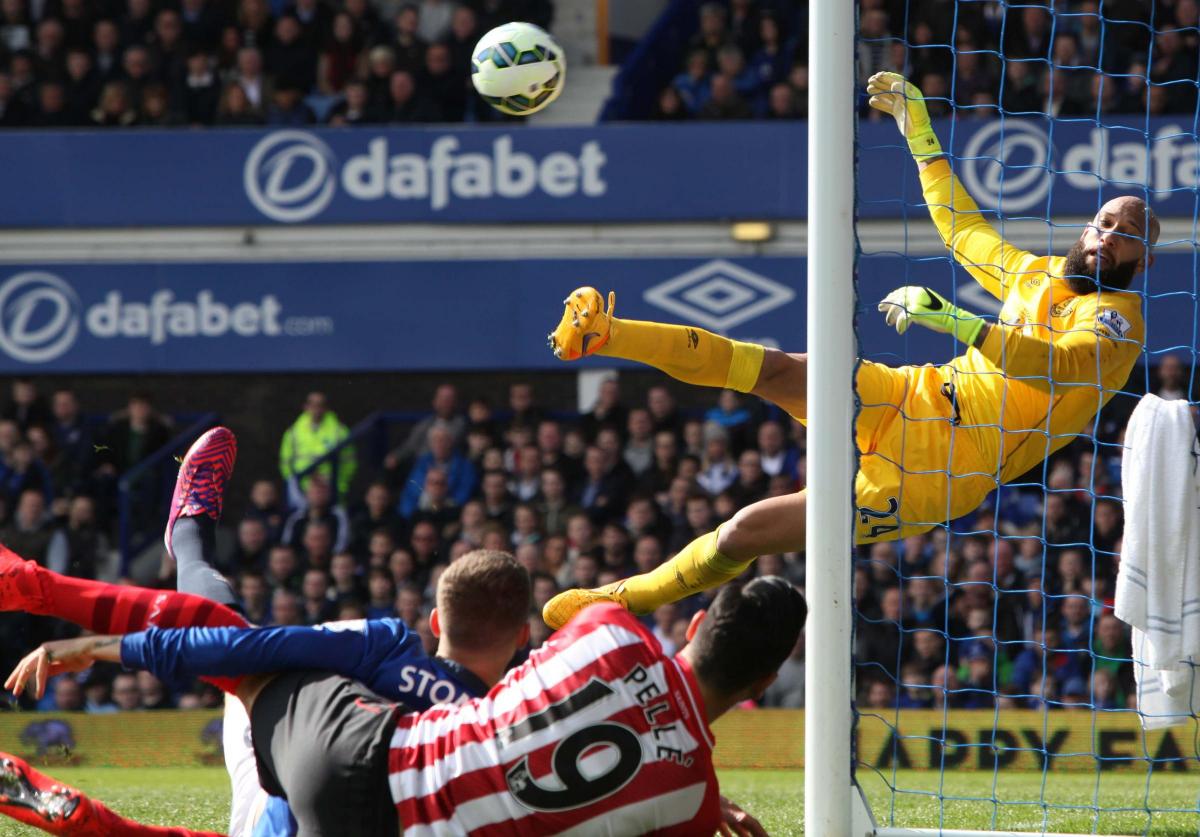Tim Howard makes an impressive save from Graziano Pelle
