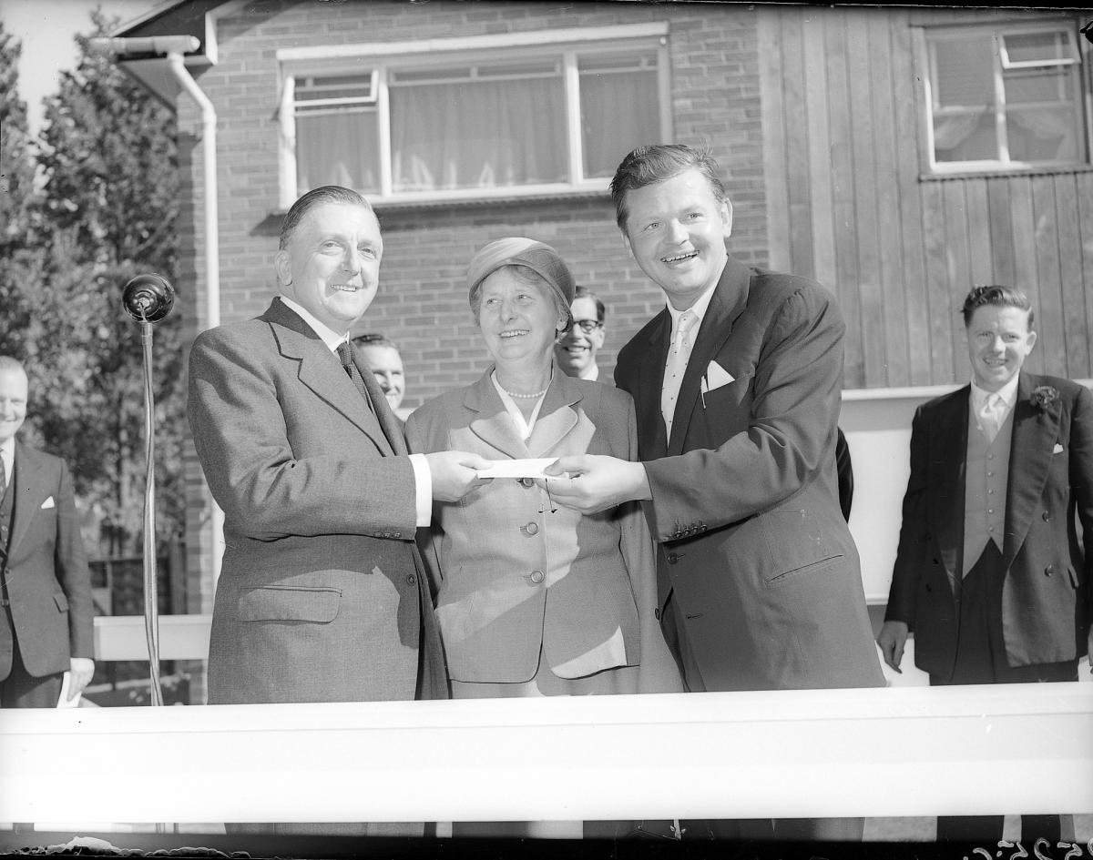 Benny Hill opening the new estate in 1959