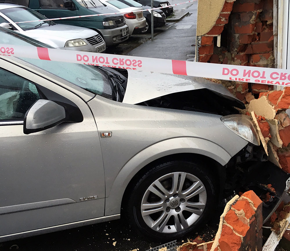 UPDATE AND PHOTOS: Car ploughs into building in Southampton after crash with another vehicle - Daily Echo