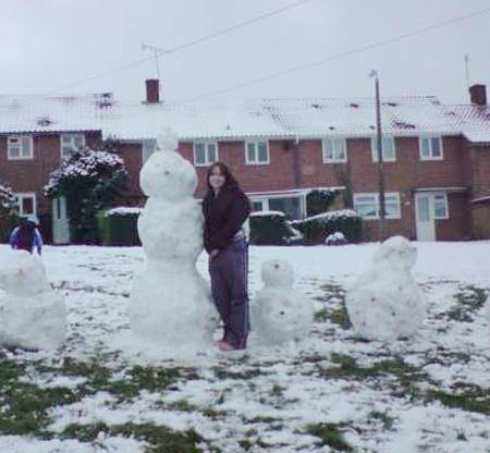 Snow covers Hampshire - Chloe Oliver built this giant Snowman