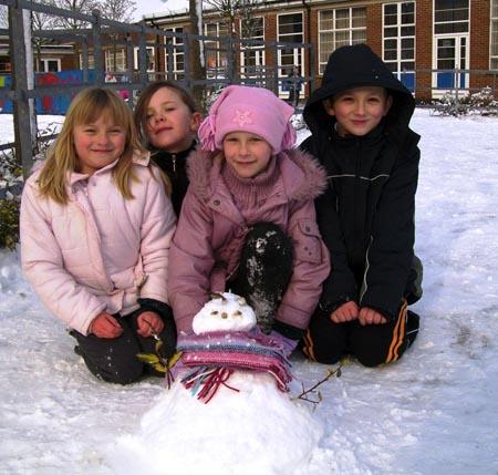 Snow covers Hampshire - Children form Bassett Green Primary School