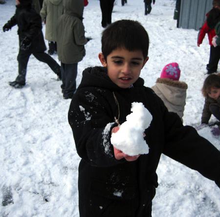 Snow covers Hampshire - Bassett Green Primary school
