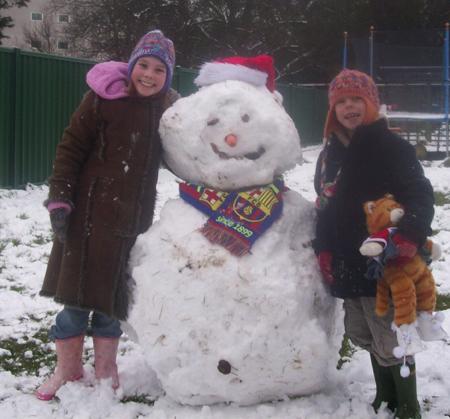 Snow covers HampshireSophie and Joseph Chambers enjoy their day off
