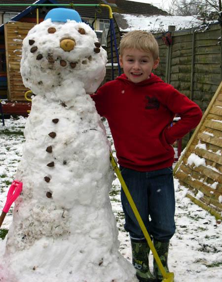 Snow covers Hampshire - Bailey Newstead from Eastleigh with his snowman