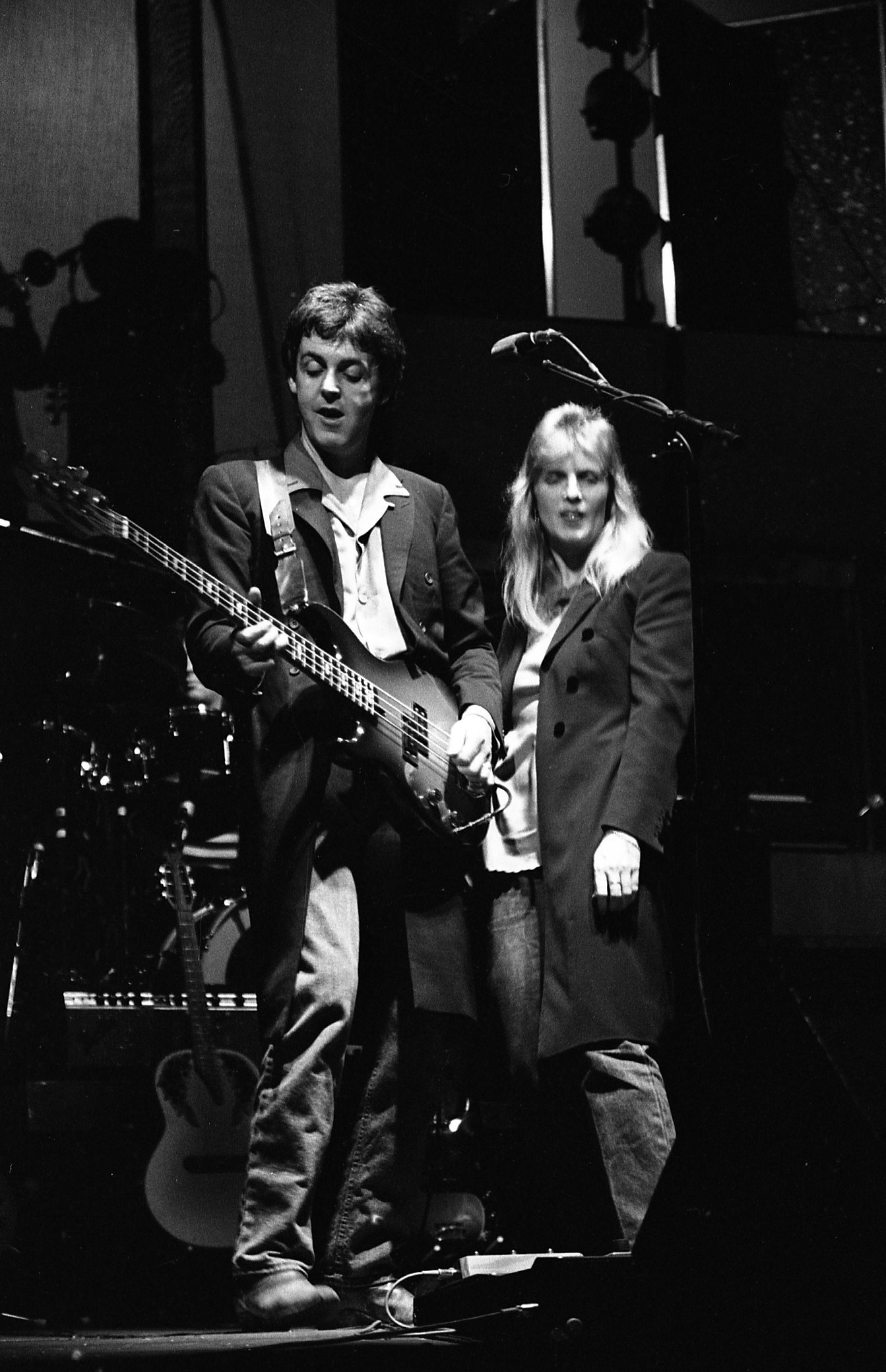 The legend Sir Paul McCartney and his late wife Linda McCartney performing with Wings at The Gaumont Theatre in Southampton. December 1, 1979. THE SOUTHERN DAILY ECHO ARCHIVES. HAMPSHIRE HERITAGE SUPPLEMENT. Ref: 5386g