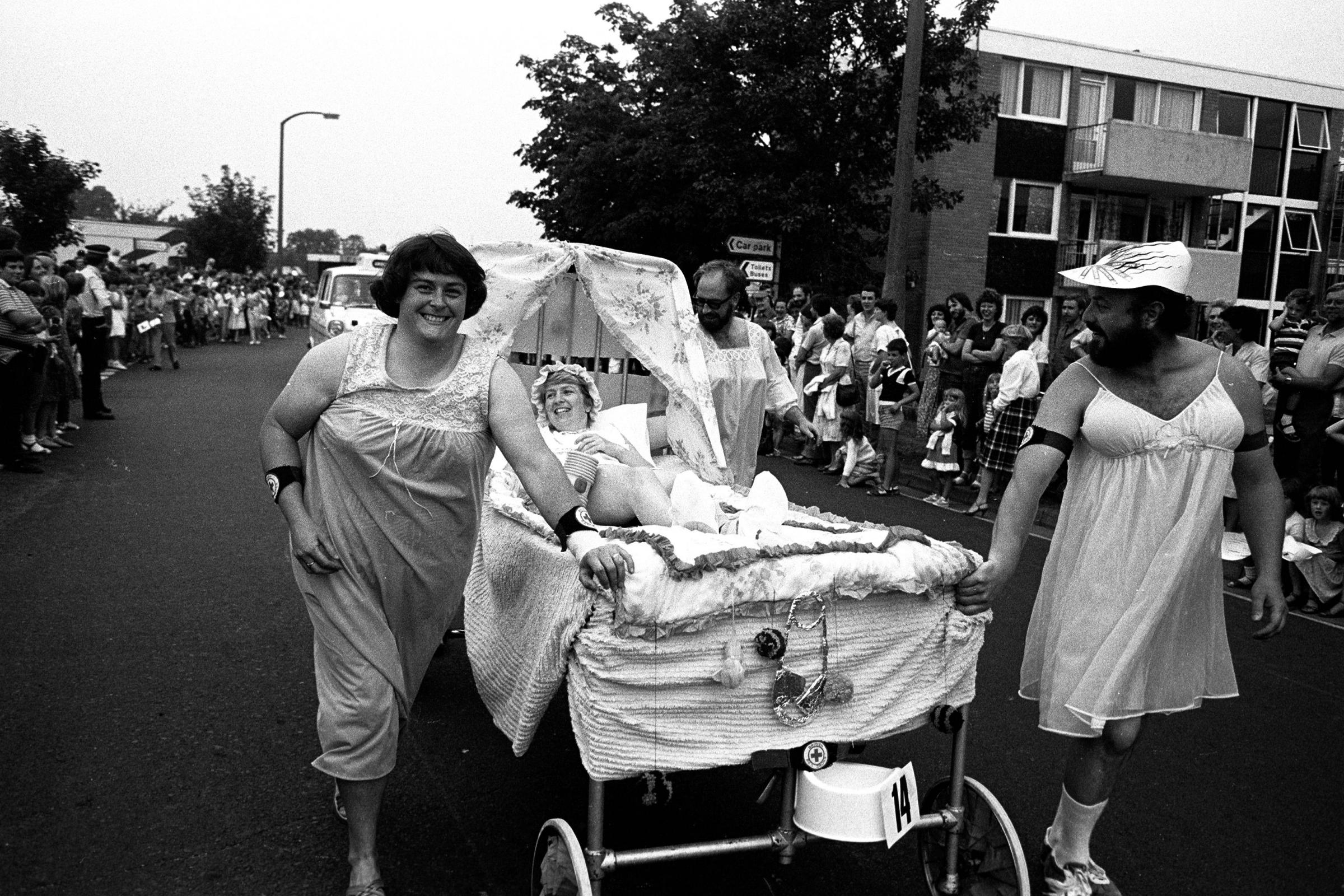 Romsey Carnival Bed Race. 26th July 1983. © THE SOUTHERN DAILY ECHO ARCHIVES. Ref - 387j
