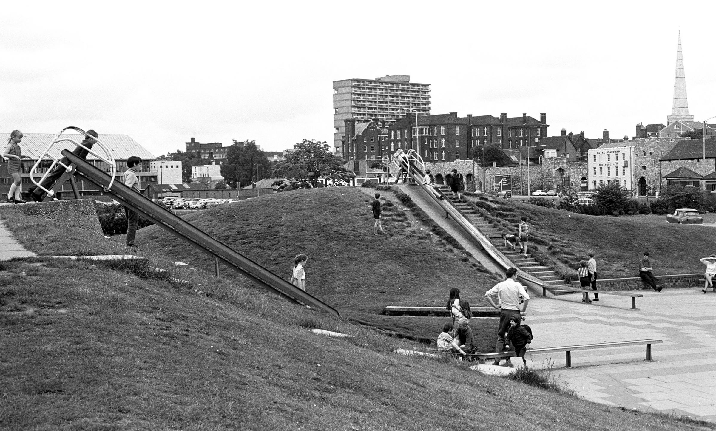 Mayflower Park holiday pics. 31st May 1971. © THE SOUTHERN DAILY ECHO ARCHIVES. Ref 5638e