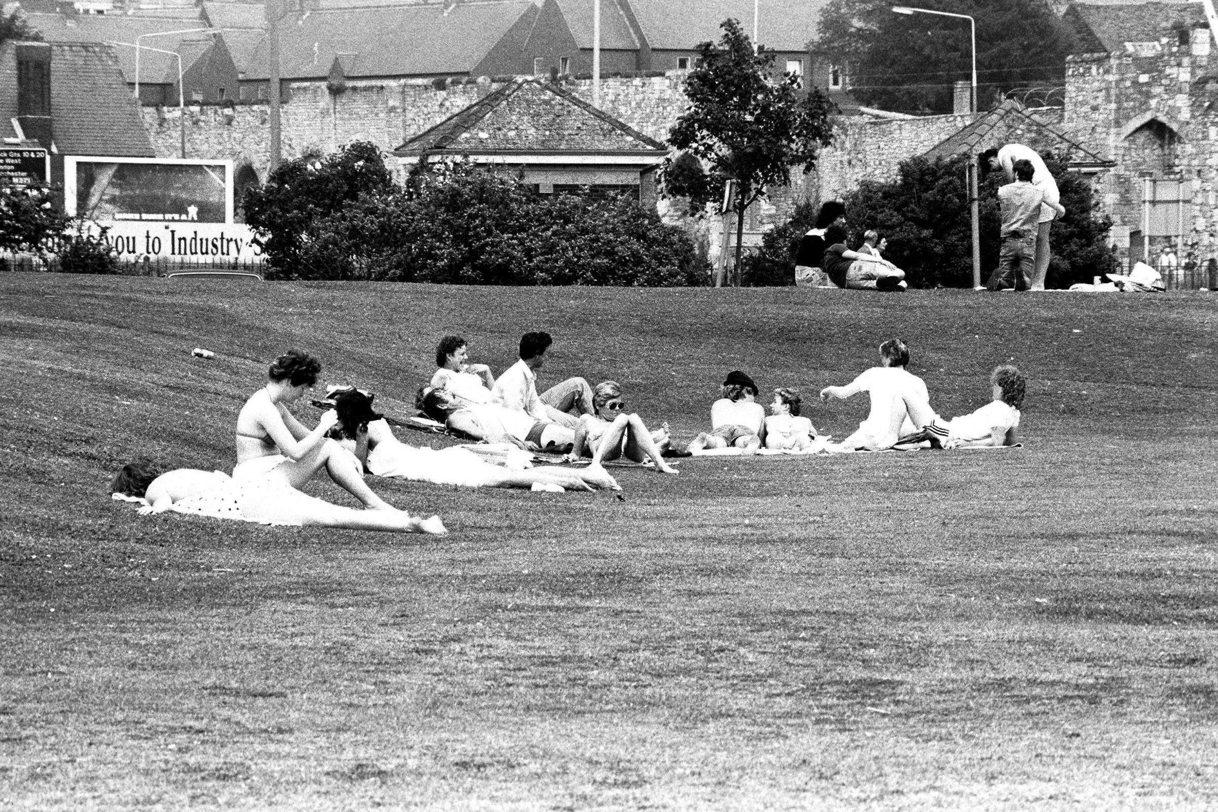 Hot weather pictures at Mayflower Park. 16th June 1986. © THE SOUTHERN DAILY ECHO ARCHIVES. Ref - 2472k#
