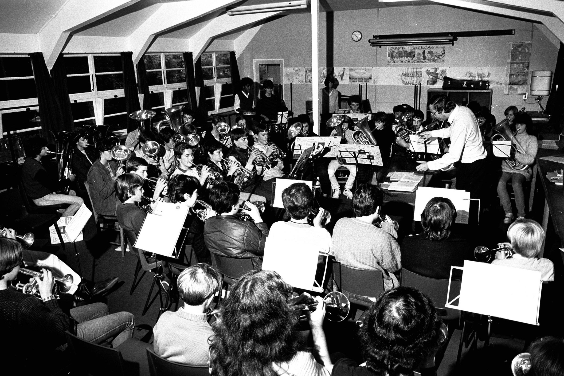 Hampshire concert band rehearsing at Westgate School. 1st Oct 1983. © THE SOUTHERN DAILY ECHO ARCHIVES. Ref 1141j