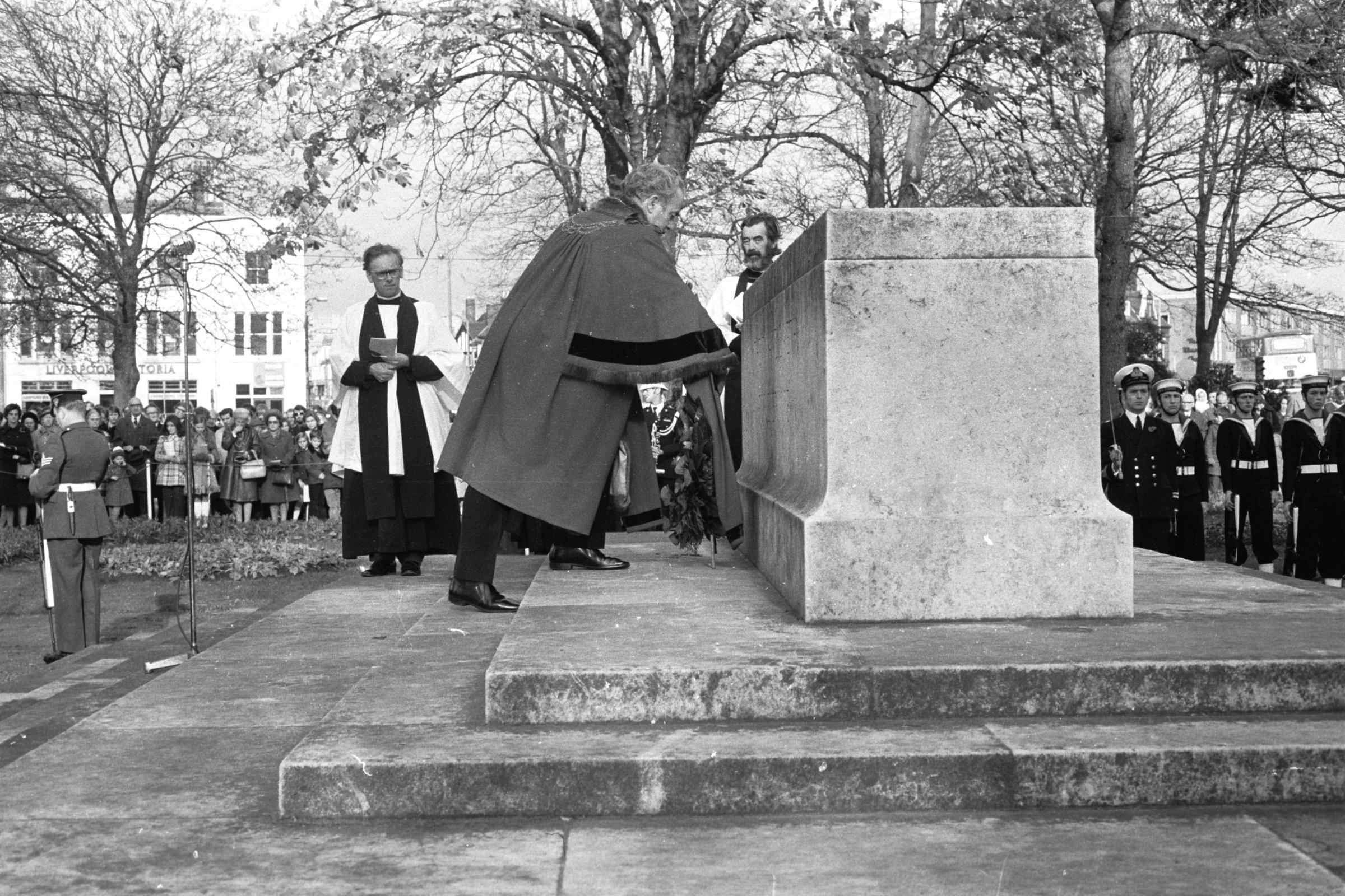 Remembrance day service at Southampton Cenotaph. 10th November 1974. THE SOUTHERN DAILY ECHO ARCHIVES. Ref - 946f
