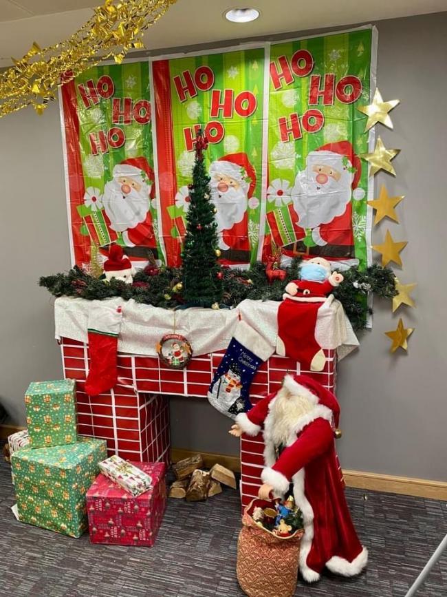Charity Puts Up Christmas Decorations For Kids At Southampton Hospital Daily Echo - Nursing Home Christmas Decorating Ideas