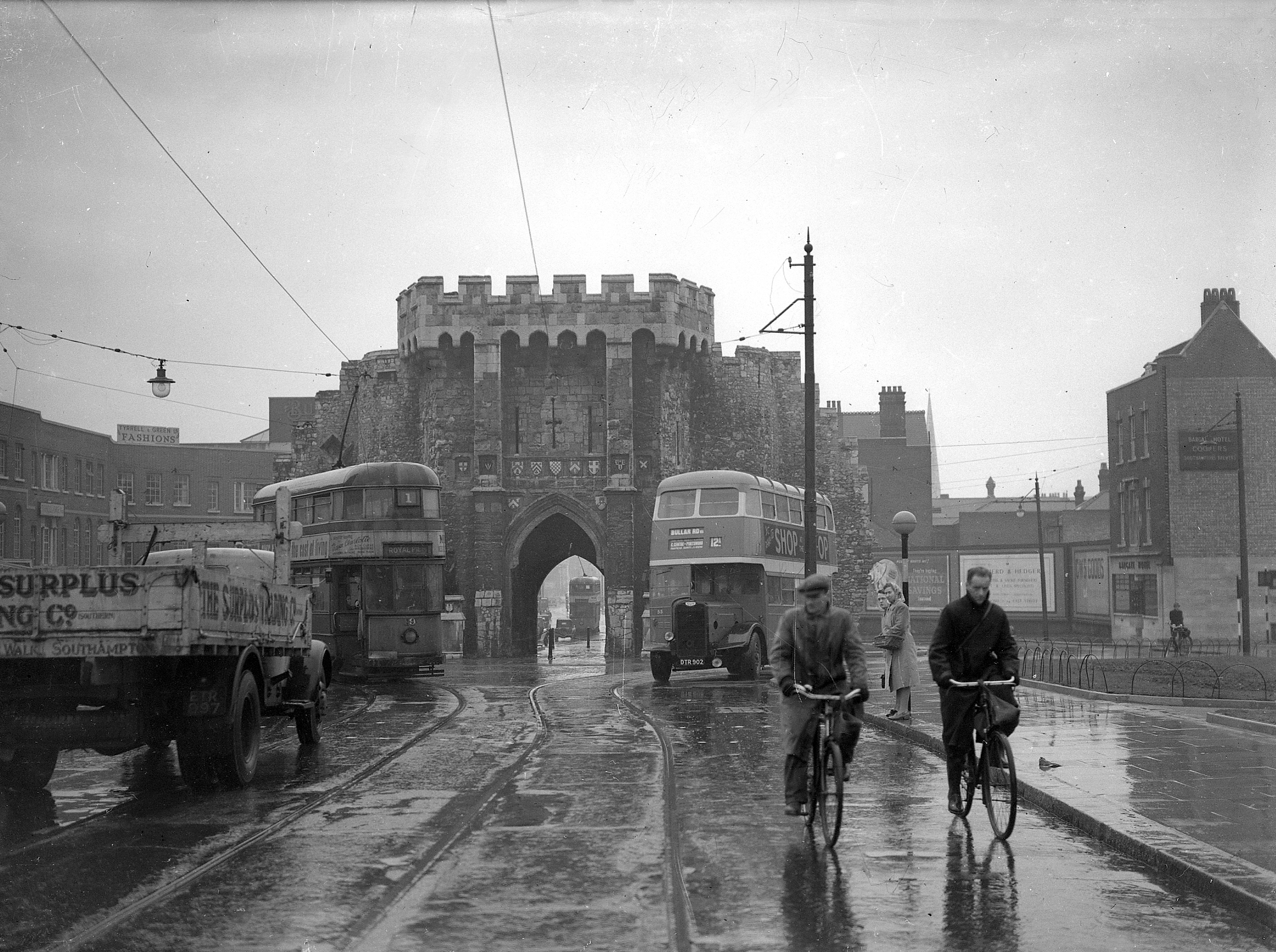 The Bargate in the days where tram lines scarred the roads around it and Burger King was a far off prospect. November 1, 1948. Then and Now. THE SOUTHERN DAILY ECHO ARCHIVES. HAMPSHIRE HERITAGE SUPPLEMENT. Ref: 4162.