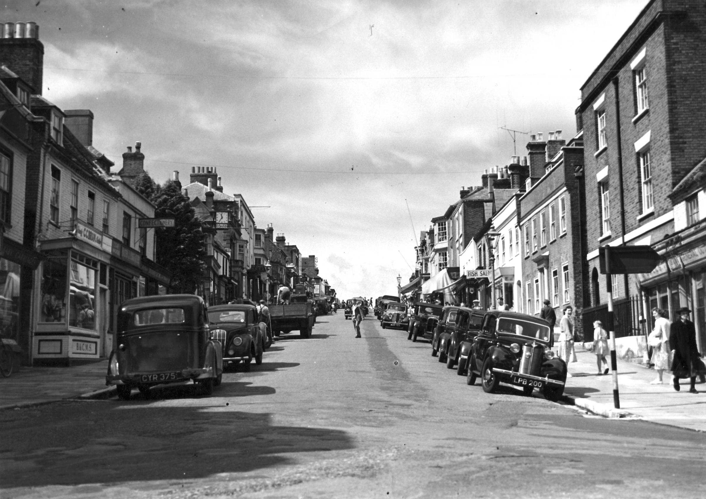 A view looking up Lymington High Street towards the Angel Inn, which previously, during the 18th Century, had connections with smuggling. Hampshire Heritage. Southern Daily Echo Archives.