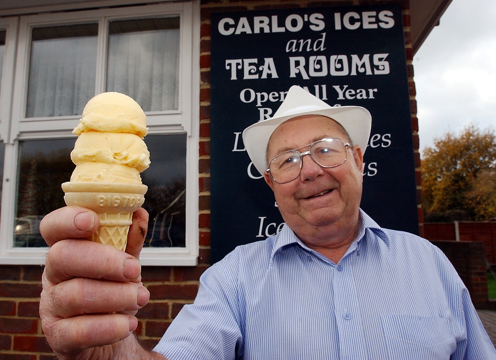 Tony (call me Carlo) Donnarumma outside the renowned Carlos ice cream parlour in West Wellow T4111B photo Terry Bond