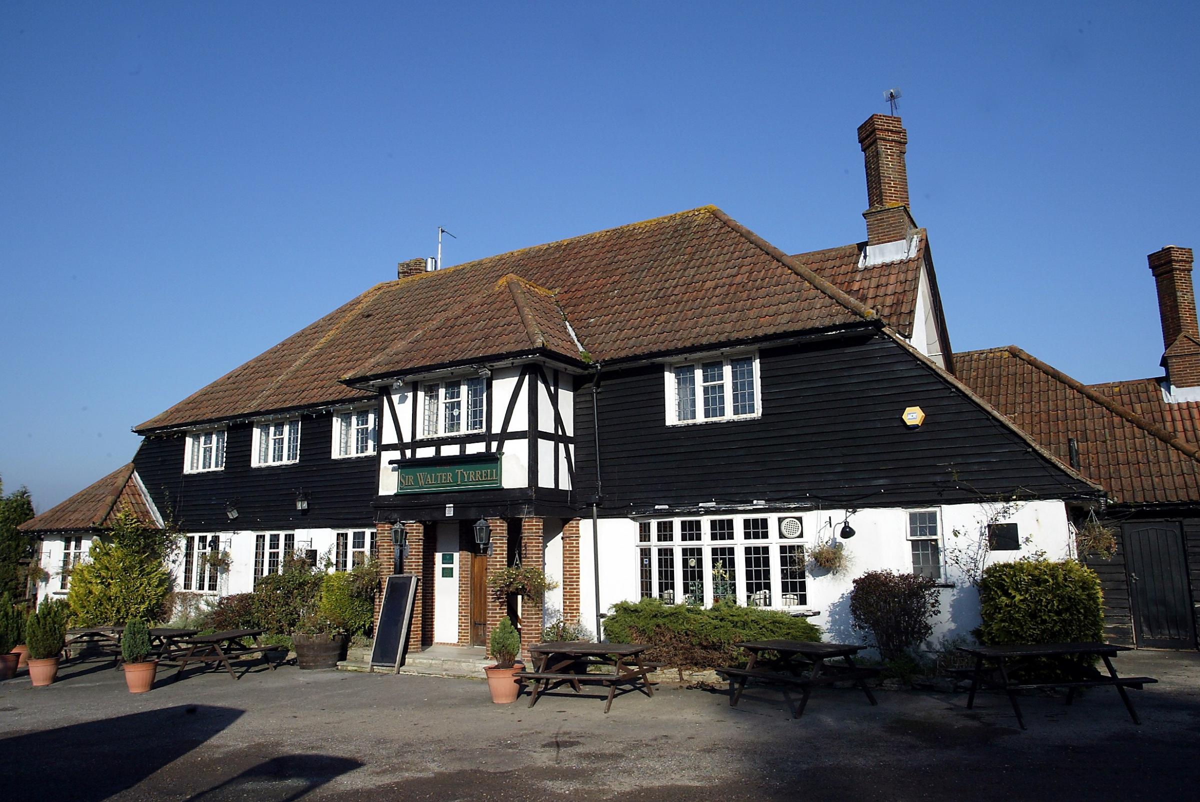 Pub review, Sir Walter Tyrrell at Brook.