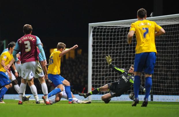 Daily Echo: Hooiveld equalises for Saints at Upton Park. Image by: PA
