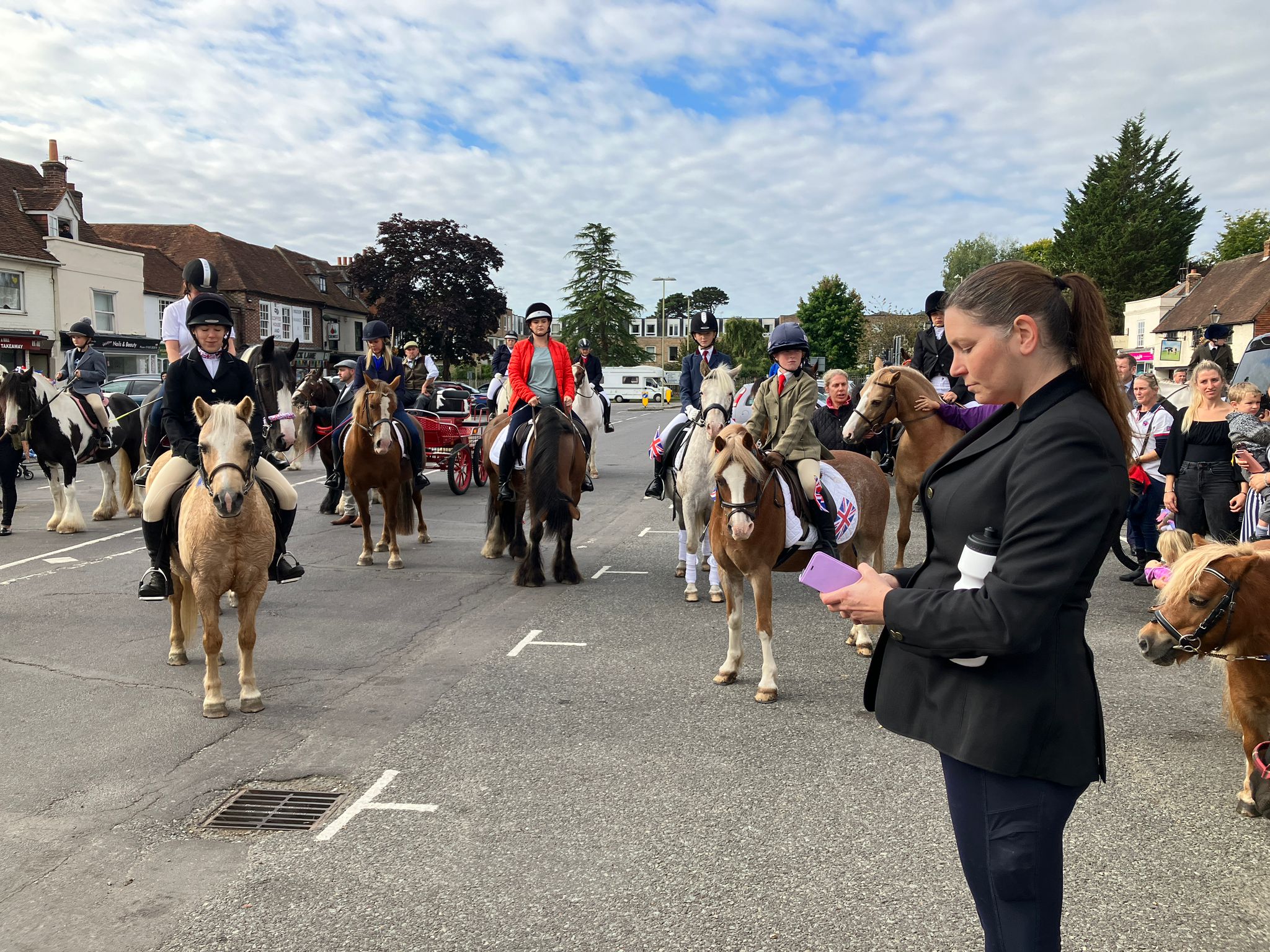 Queen's funeral: Horse riders gather in Wickham to pay their respects - Vimarsana News