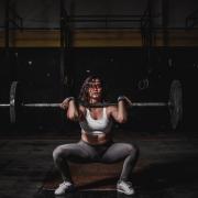 A woman weightlifting. Credit: Canva