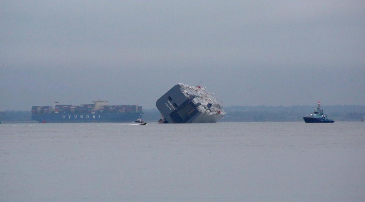 Ship runs aground at Brambles Bank of the Isle of Wight - Graham Reading