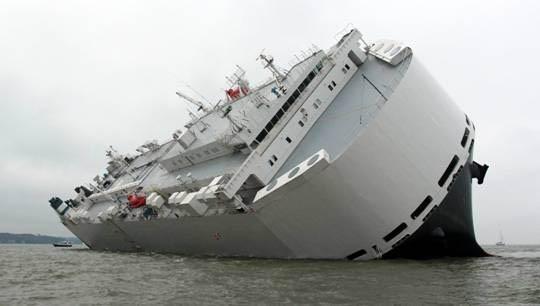 Ship runs aground at Brambles Bank of the Isle of Wight - James Goddard