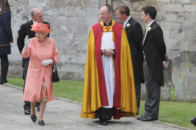 The Queen arrives in Hamphshire for 'wedding of the year'