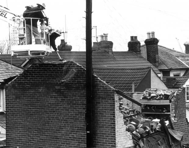 Daily Echo: MANSION ROAD ROOF BLOWN OFF 30/3/87